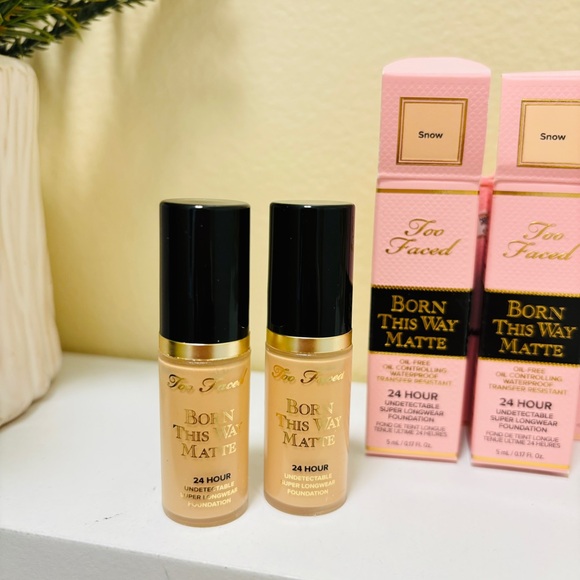 Too faced born this way  foundation - snow 5 ml each - Picture 2 of 5